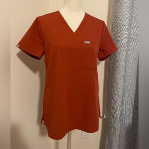 Figs “The Set” burnt orange: Catarina S one-pocket scrub top & Zamora jogger PS